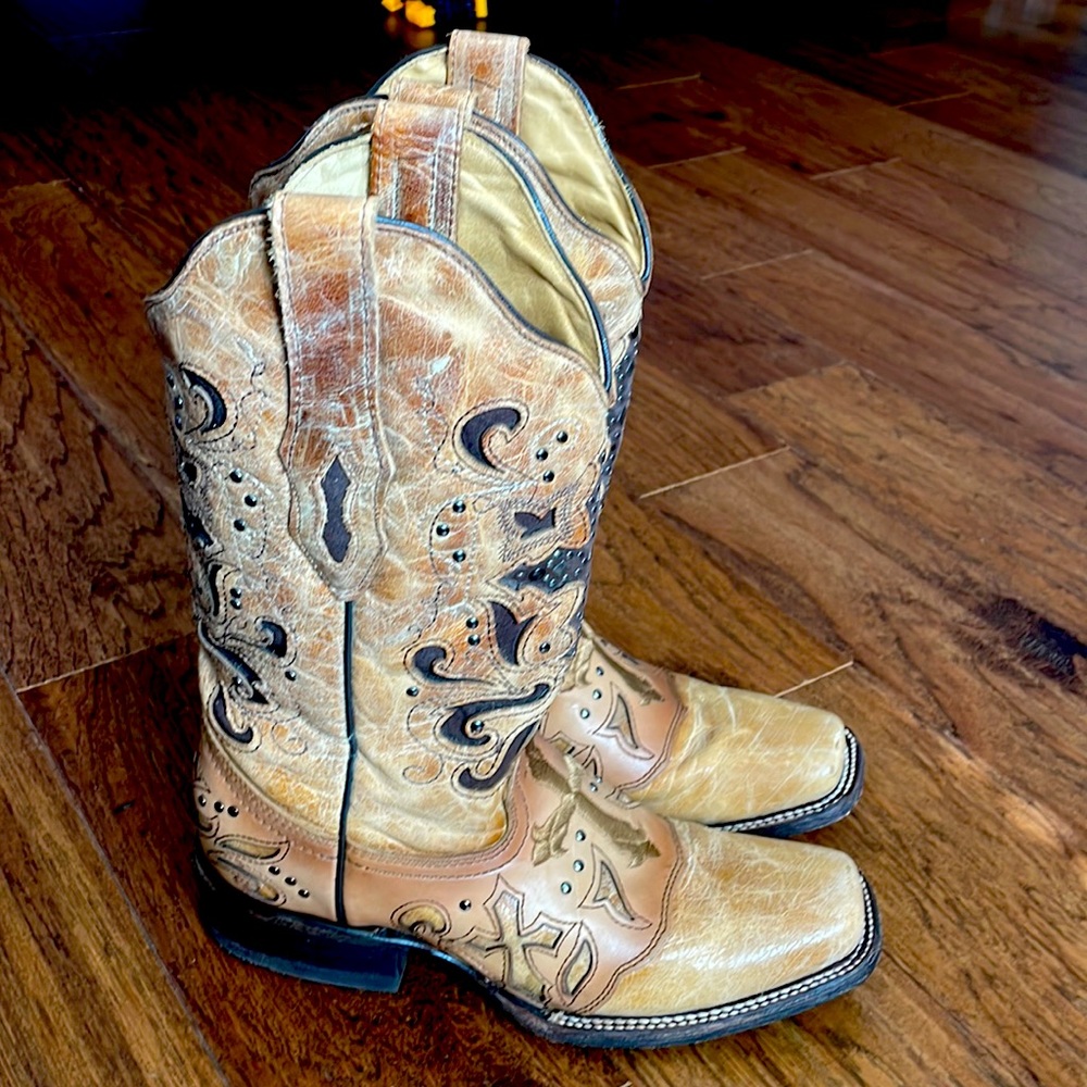 Corral Boots with Cross Womens 8.5